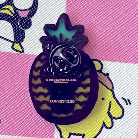 Brand New Hello Kitty Checkered Pink & White Large Zippered Pouch, Pin & Pencils - Picture 3 of 16